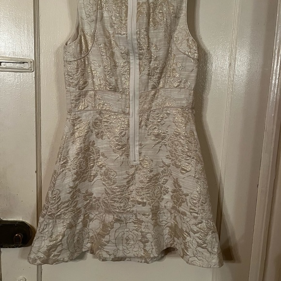 Beautiful dress with a gold threading throughout in a sort of brocade pattern - Picture 5 of 8